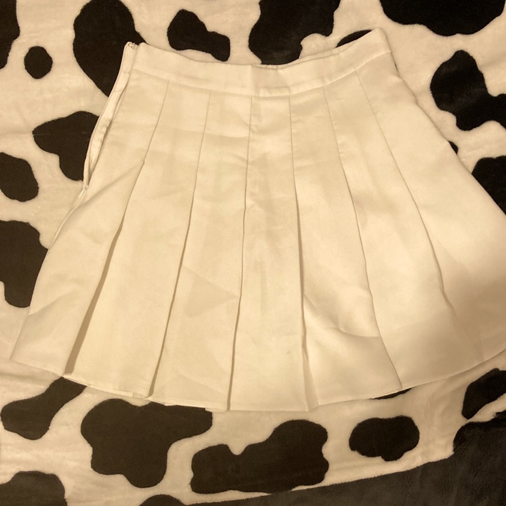 Mini white pleated skirt 🤍🌸